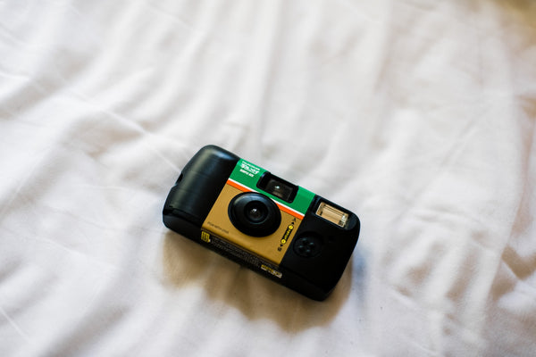 Lo vintage está de moda: 3 tips para tomar fotos con cámaras desechables